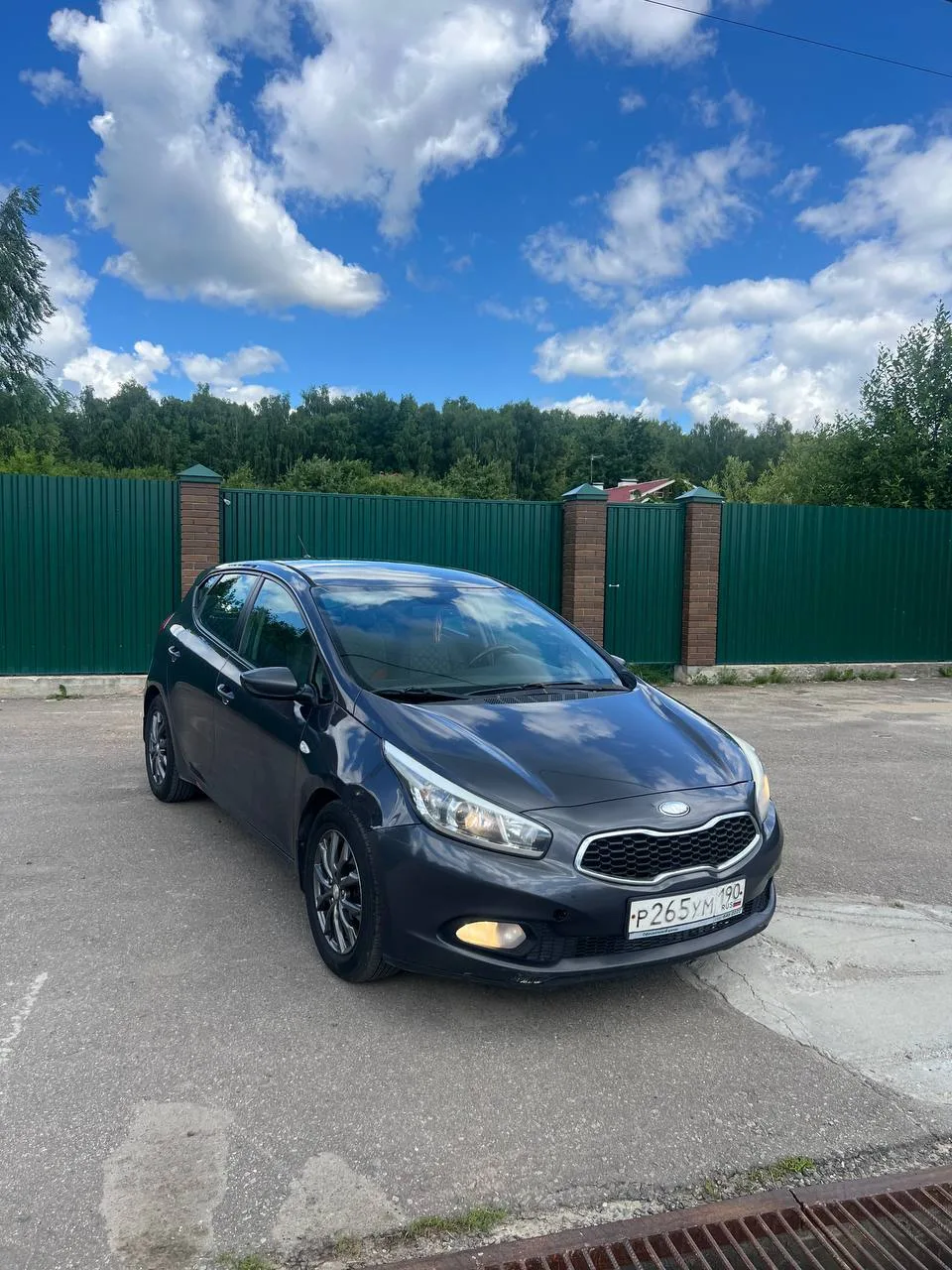 Kia Ceed 2012 год
1.6 автомат

1 владелец
Пробег 230.000
Техника в порядке
Есть моменты по кузову 

