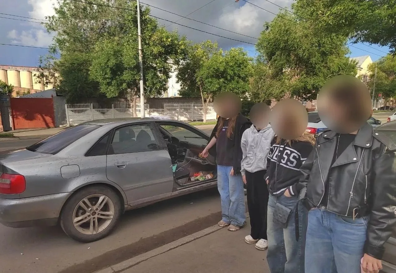 👮‍♀В Оренбурге у 18-летней пассажирки нашли мефедрон в машине на Цвиллинга

Автомобиль Audi останов