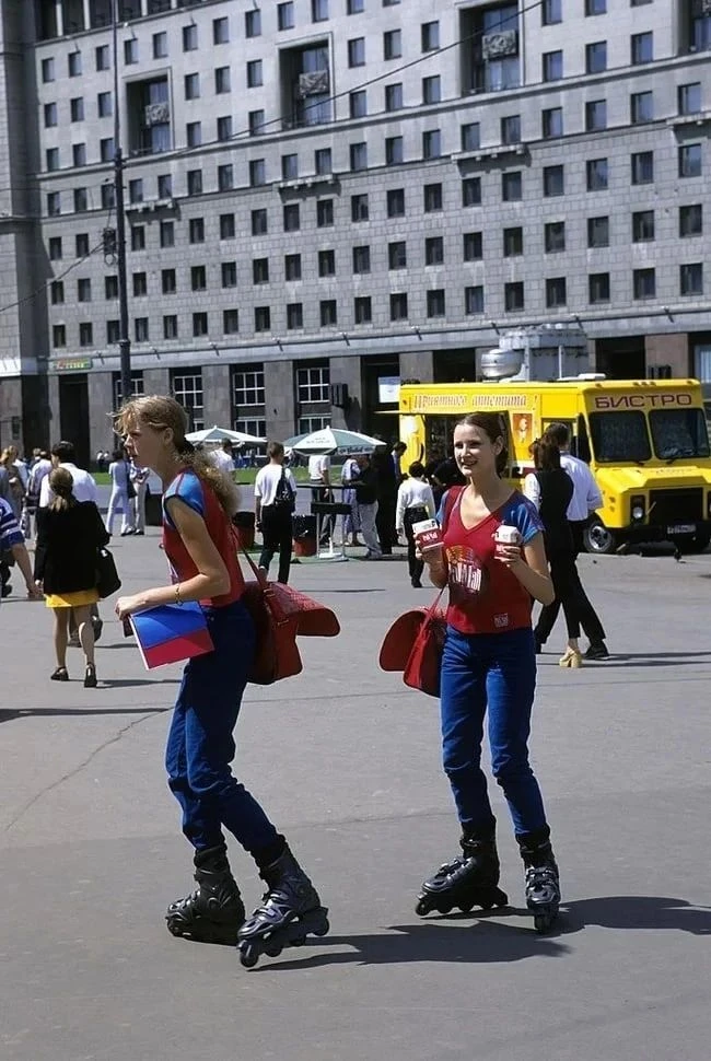 Девушки на роликах предлагают табачную продукцию фирмы «Pall Mall». Россия, Москва, 1998 год.