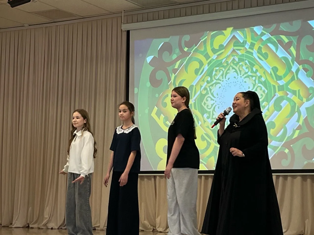 🎶 Сегодня в нашей школе состоялся незабываемый концерт! Нас посетил легендарный певец и лауреат множ