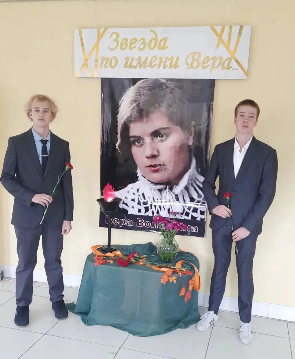 🏛 Активисты школьного музея Герман Цевколюк и Ярослав Шамарданов вместе с учителем ист...