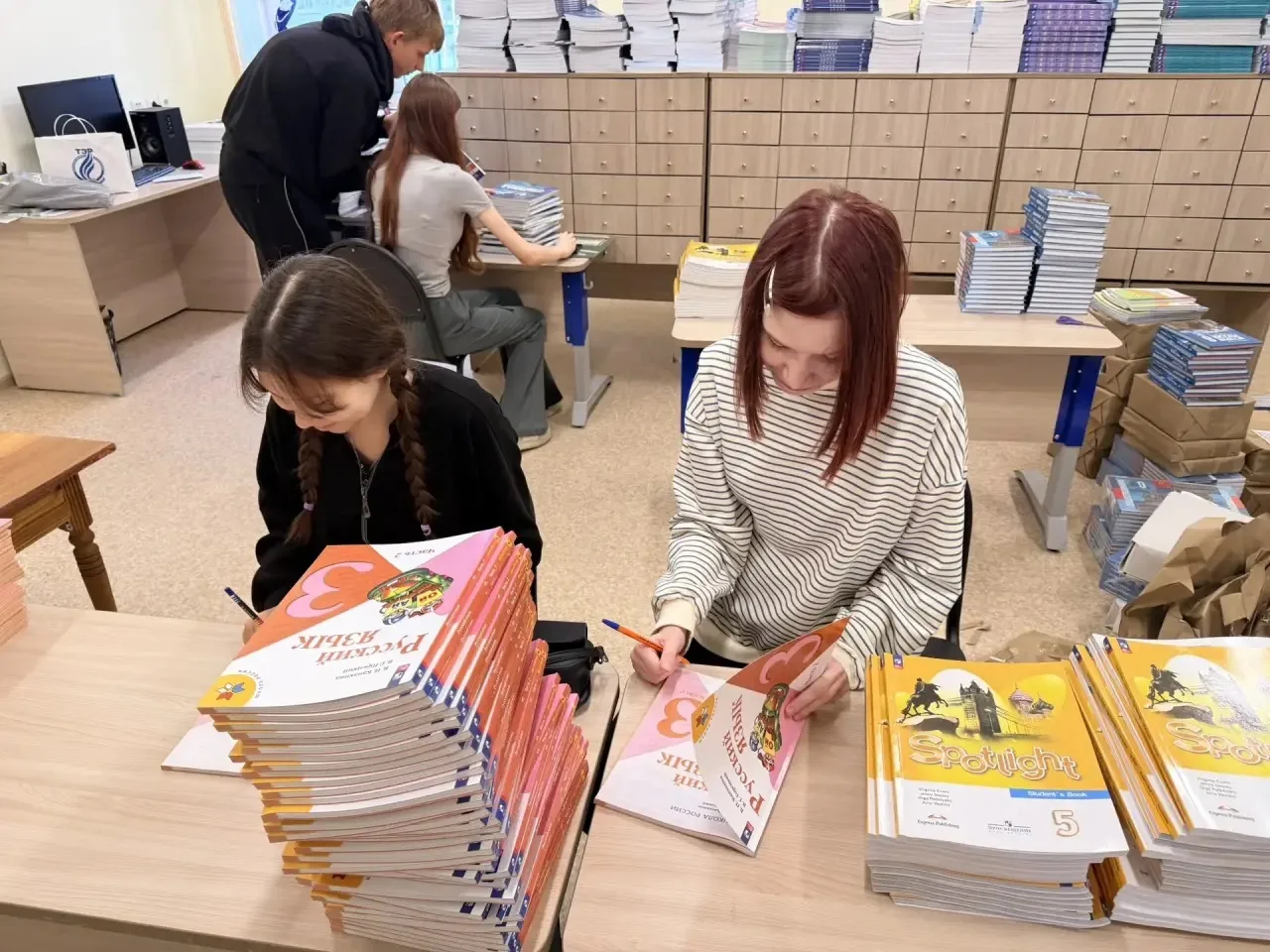 Летняя трудовая практика проходит не только на территории школы. Наши ребята также акти...
