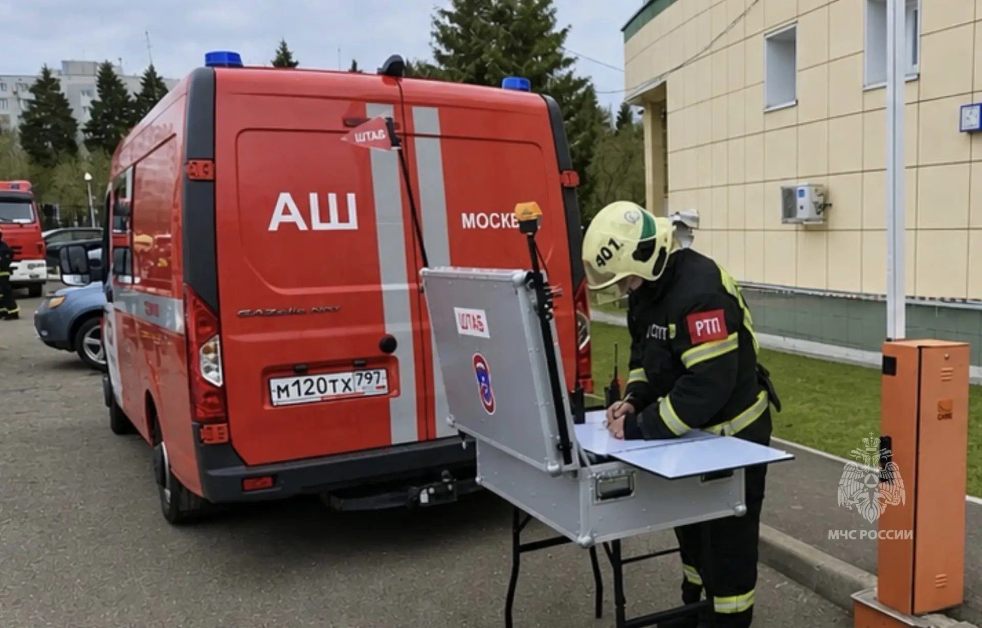 #БудниМЧС    🔵В Зеленограде прошли тренировочные пожарно-тактические учения в здании с массовым преб