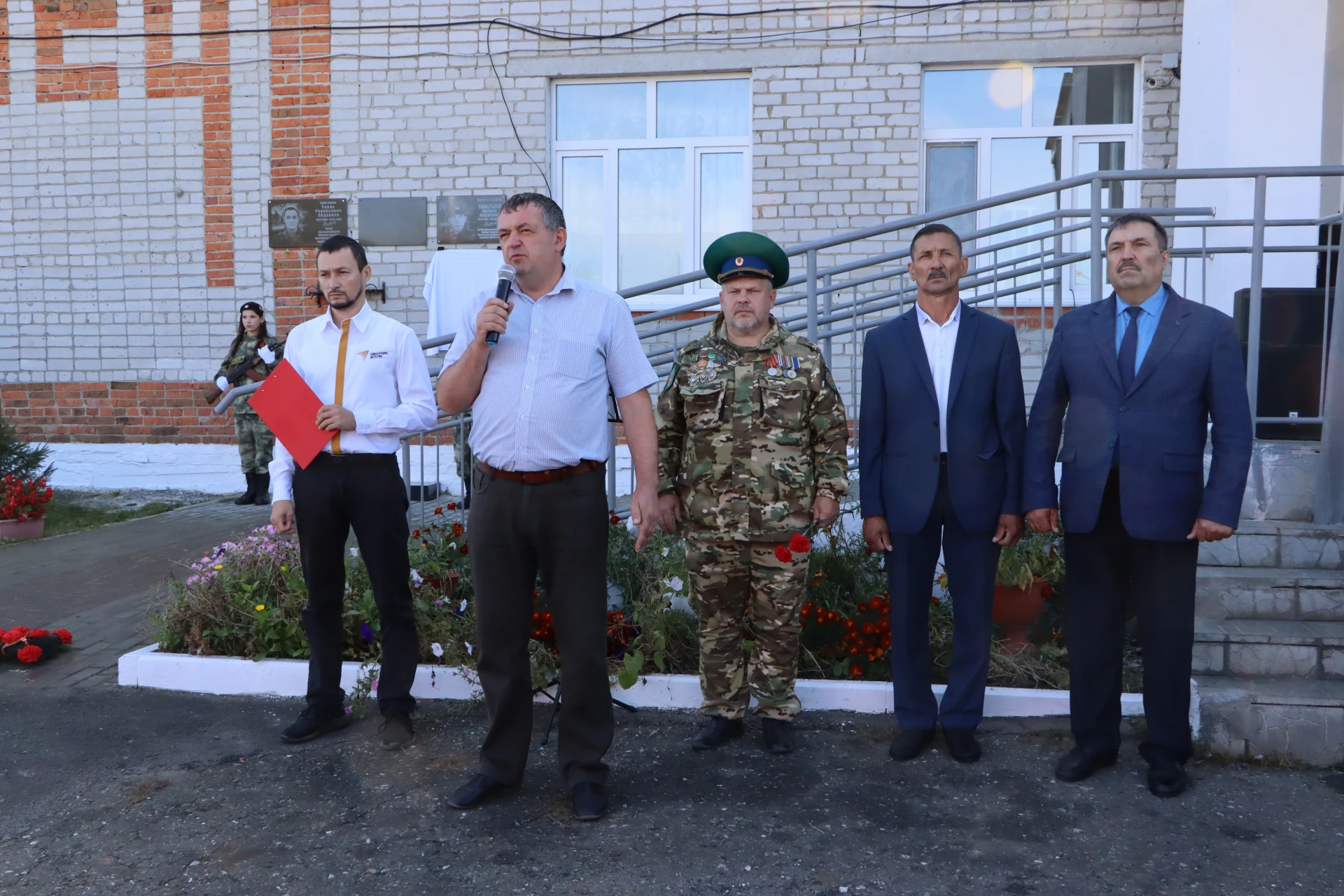 Очередную мемориальную доску Герою СВО открыли сегодня в Ялуторовском округе