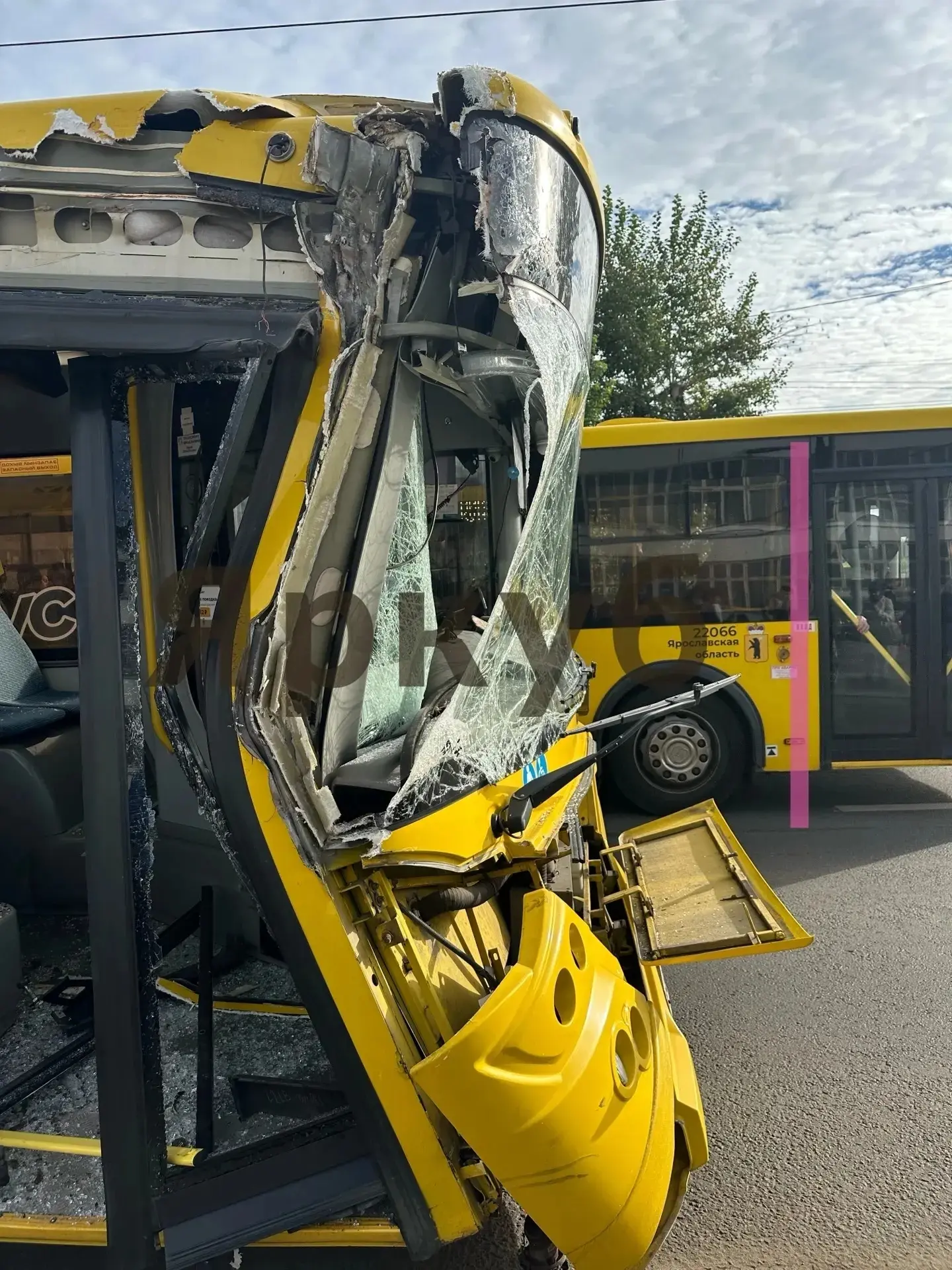 У Моторного завода автобус № 42 врезался в грузовик, стоявший на обочине. Несколько пас...