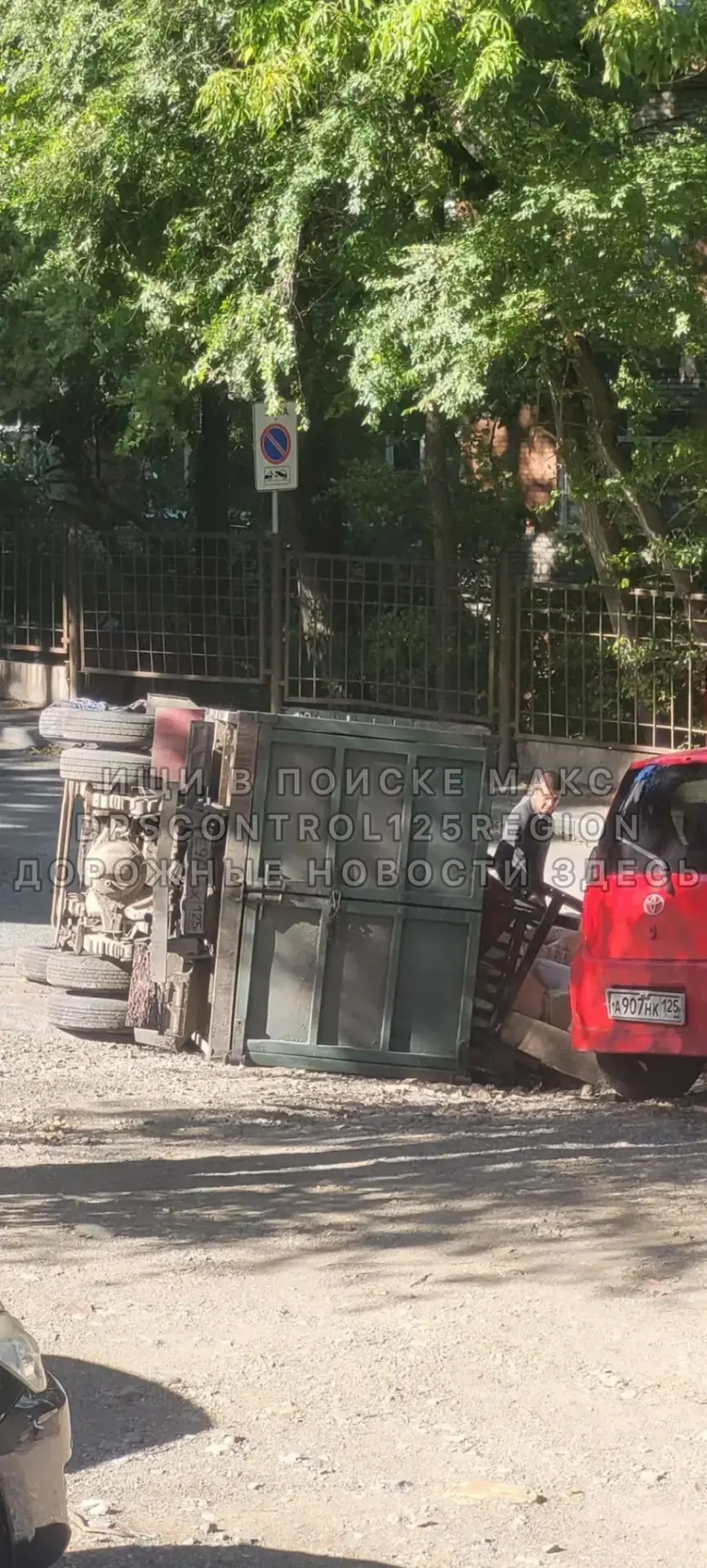 Во Владивостоке на Острякова перевернулся грузовик