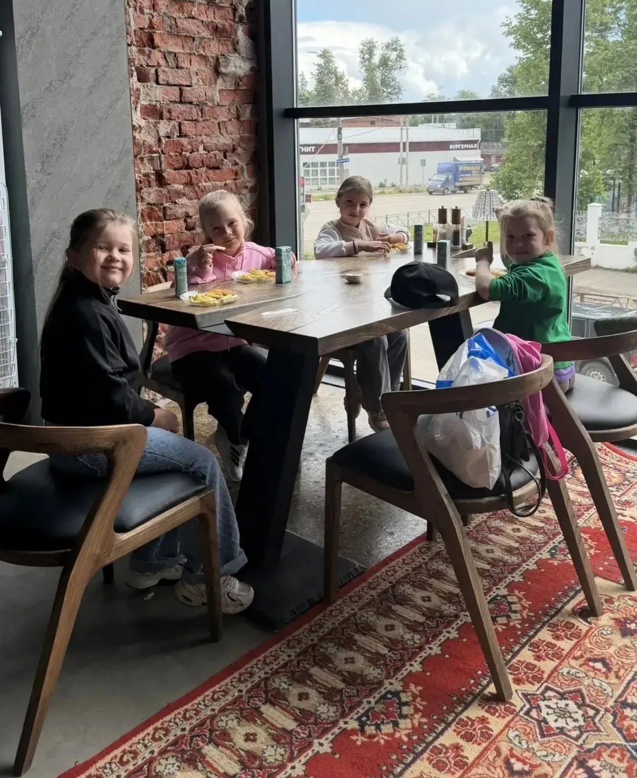 🍕 Пицца-вечеринка!

Папа нашей выпускницы Софьи Кулиш устроил настоящий кулинарный праздник! Под ег