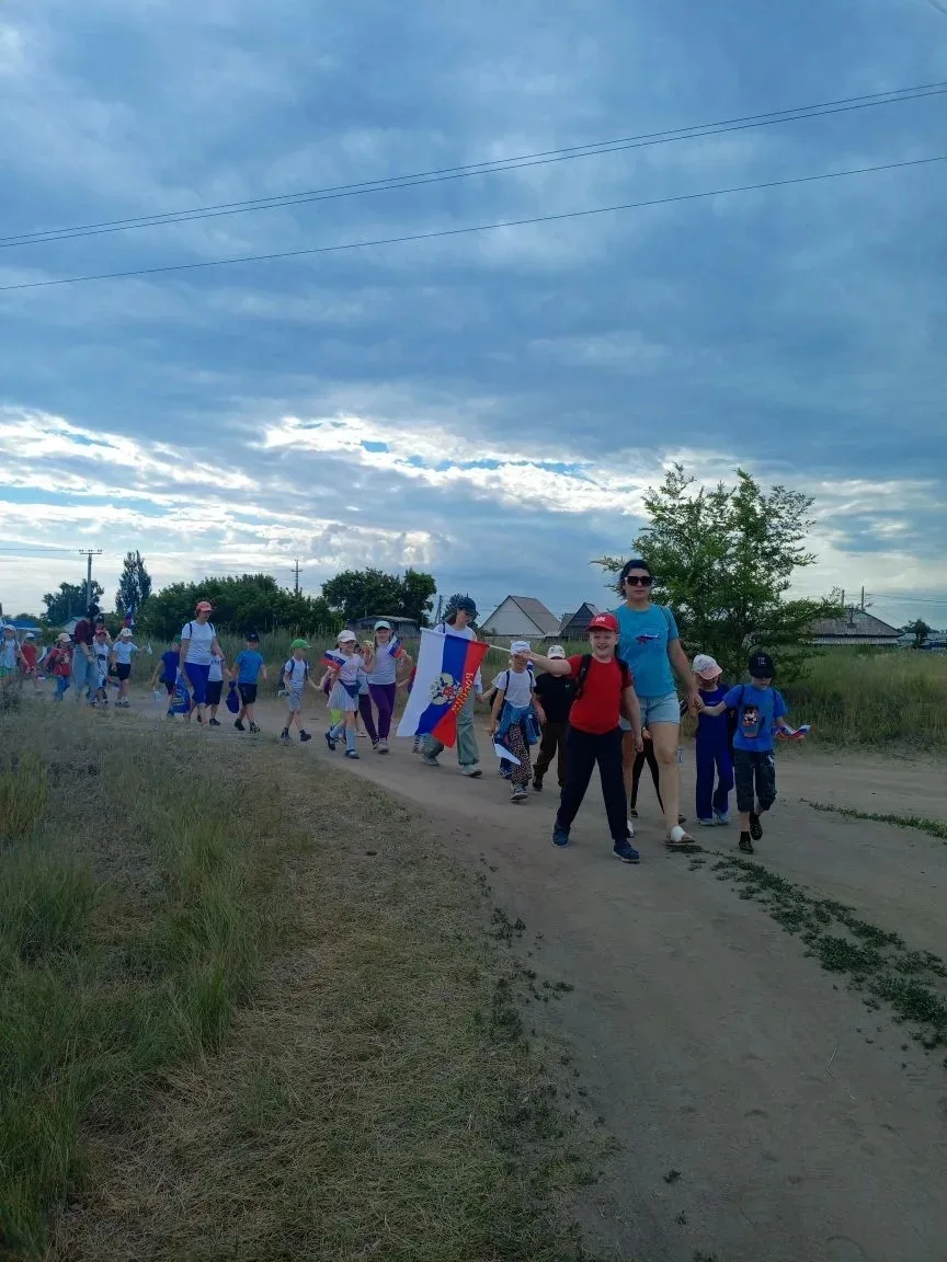 🌞В преддверии Дня России ребята из пришкольного лагеря "Родник Дружбы" совершили увлекательную прог