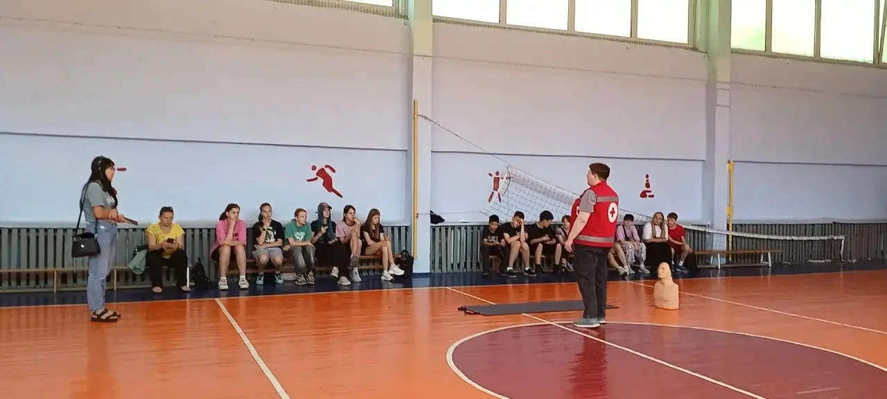 🚑 Первая помощь — это просто! 🚑
Сегодня в нашем пришкольном лагере было по-настоящему жарко, но не