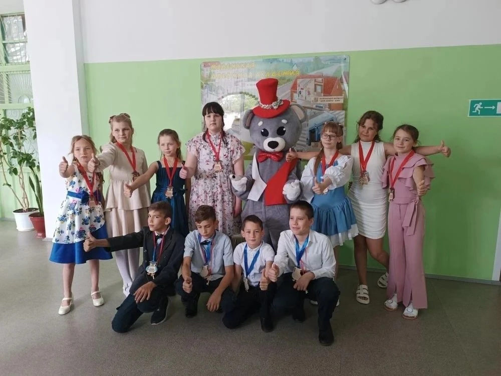 Праздник со слезами на глазах и морем улыбок прошел в 4А классе МБОУ Новомеловатская СО...