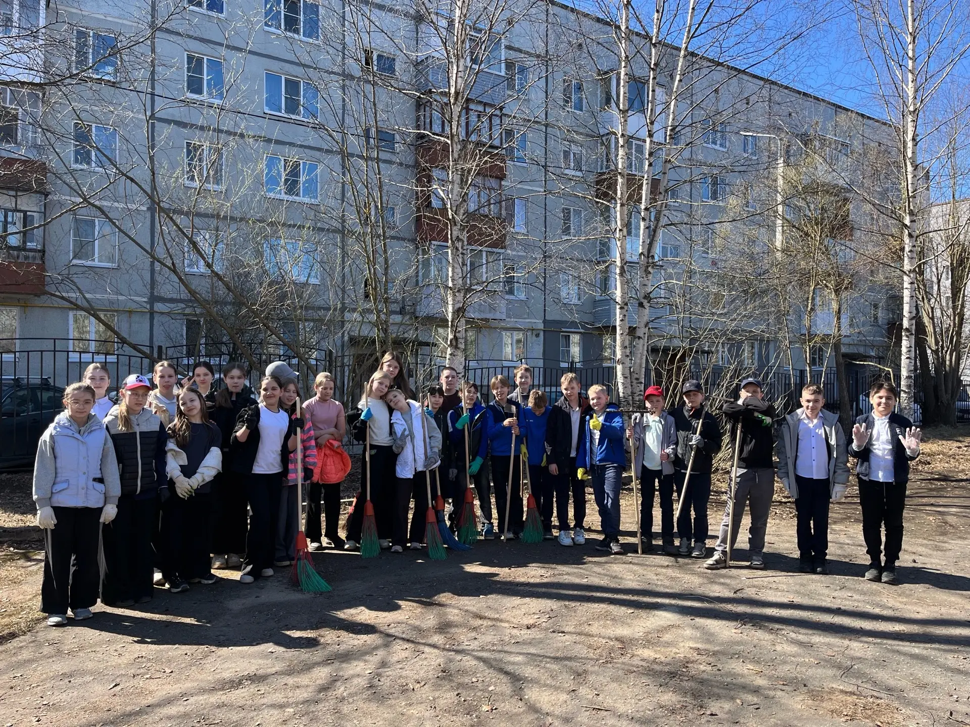 ШКОЛЬНЫЕ СУББОТНИКИ 🍃 — вместе делаем школьный двор чище и лучше  Когда за дело берутся дружные кома