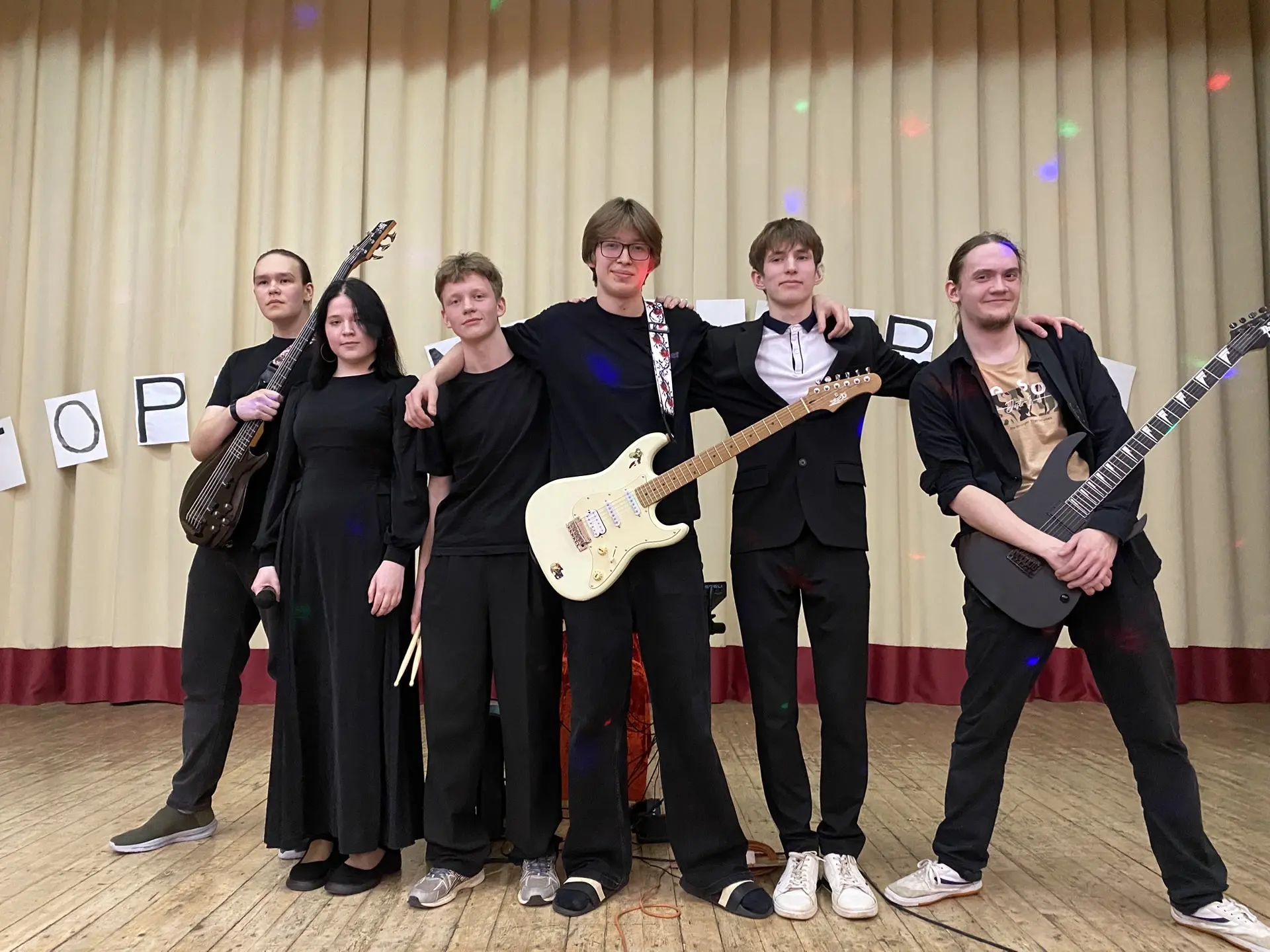 #Проекты93

🎸 В нашей школе прозвучал настоящий рок! 🎸

На днях стены школы буквально ожили от мощ