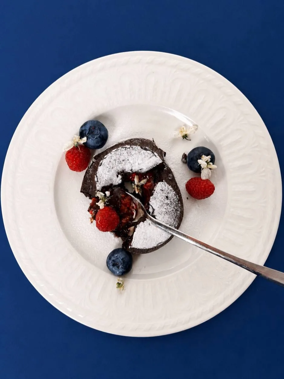 Шоколадный фондан🤍🍫

Ингредиенты на 4 порции:👇🏻
• тёмный шоколад — 120 г
• сливочное масло — 80 
