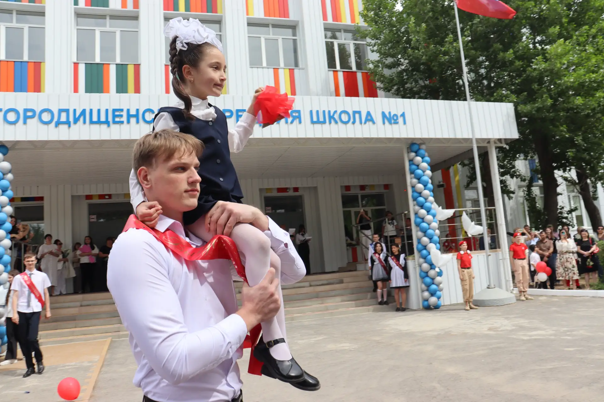 Последний звонок, школьного года итог!