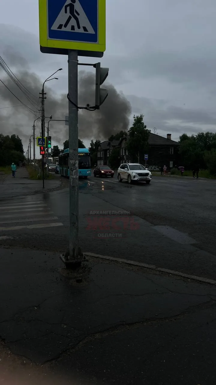 В Соломбале горит забор и сарайка.