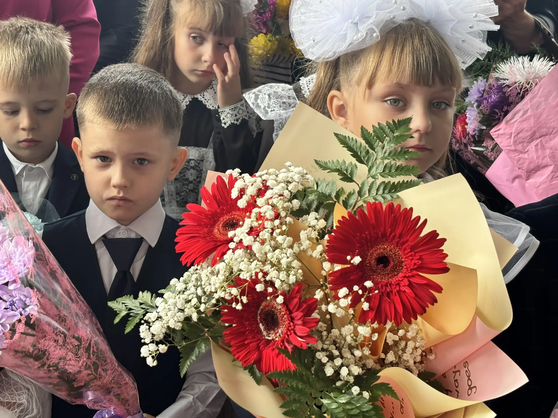 В МБОУ СОШ №4 День знаний прошел торжественно и ярко. Праздничные линейки объединили вс...