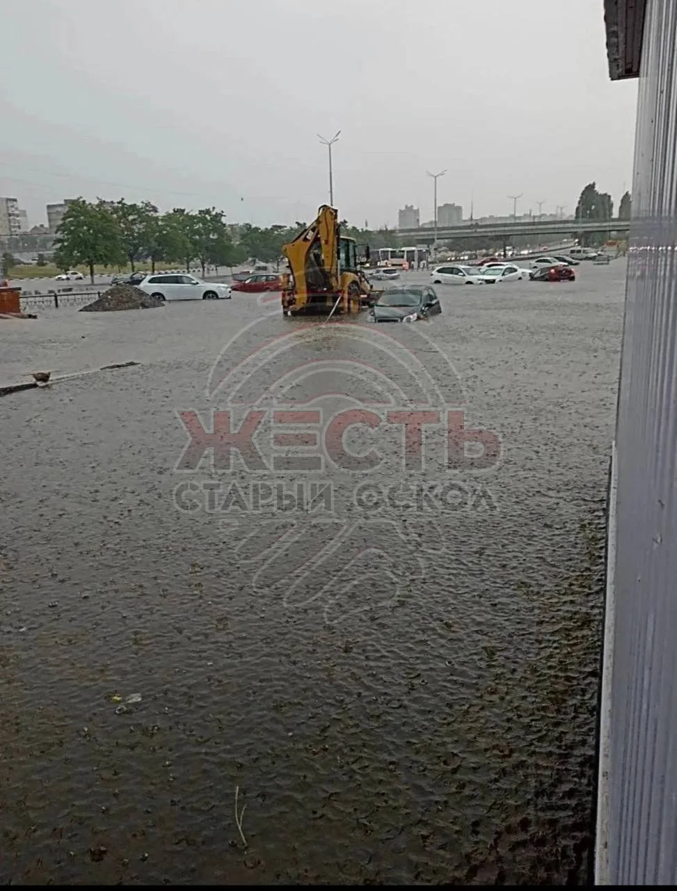 ⛈️Старый Оскол сегодня оказался во власти стихии — проливной дождь превратил улицы города в настоящи