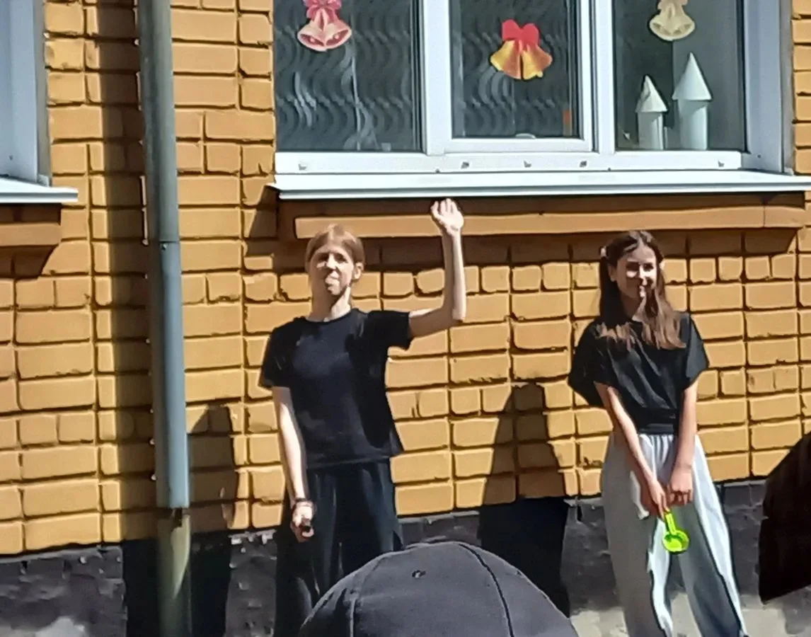 Уже доброй традицией в МБОУ  "СОШ 15"стала  акция «Украсим Землю цветами» 🌍🌺, результатом которой ст
