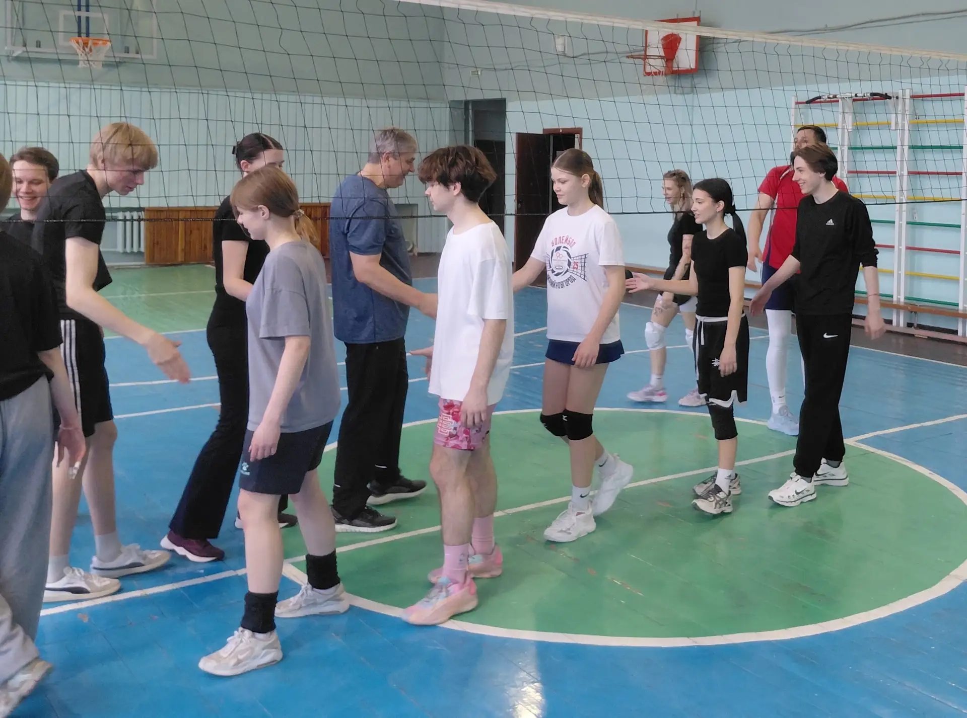 Несмотря на весенние каникулы жизнь в школе кипит! 1 апреля состоялся турнир по волейболу среди сбор