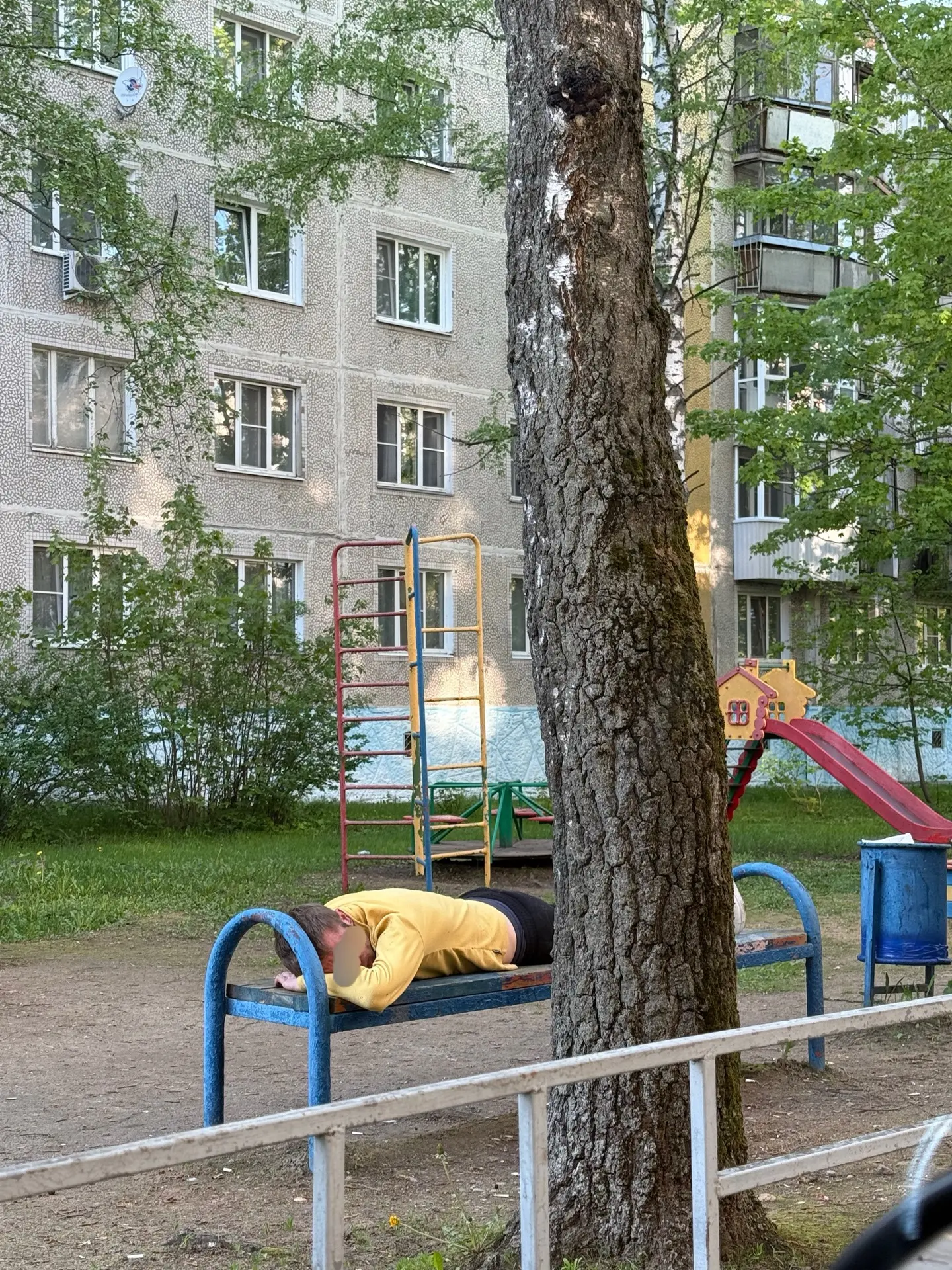Устал бедный ребенок.😀  Так на….рался, что даже на уснул на лавочке на детской площадке