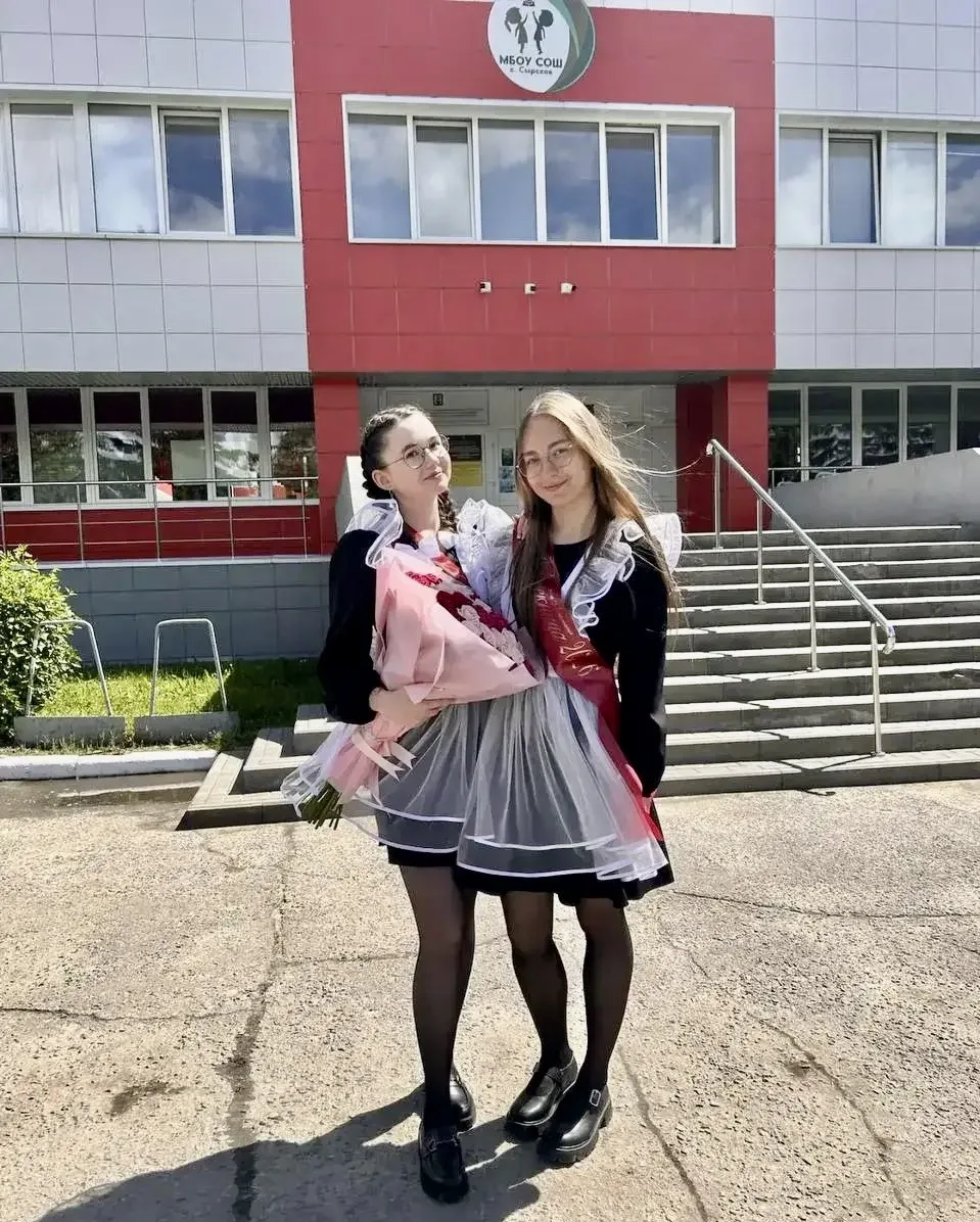 🎓 Поздравляем одиннадцатиклассниц школ нашего округа, показавших блестящие результаты на Едином гос