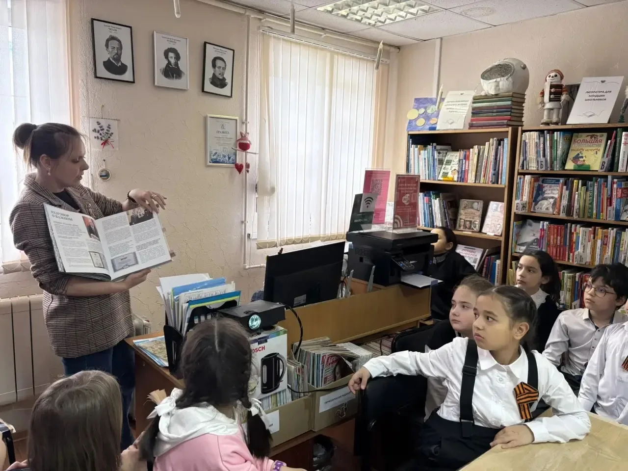 📚 Путешествие в мир книг и истории!  Ученики 2 «Б-Н» класса побывали в Первомайской библиотеке. Приг