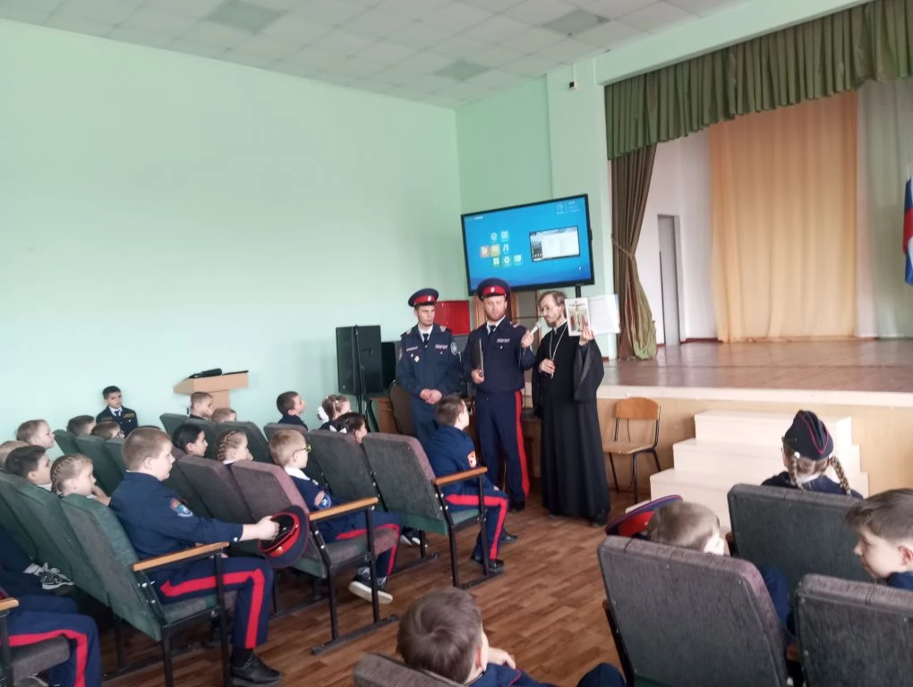 Сегодня в школе в рамках  "Разговоров о важном" состоялась встреча кадетов и юнармейцев с отцом Геор