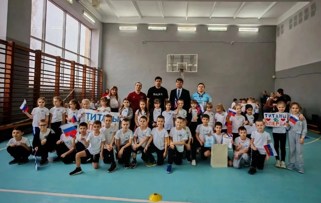 В спортивном зале школы состоялись спортивные соревнования среди 1х классов, посвящённые Дню защитни