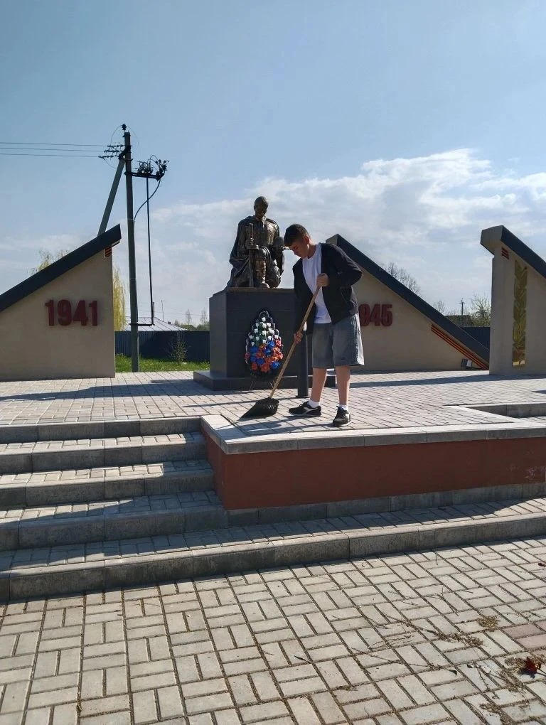 В преддверии Дня Победы ребята 7а класса отправились на уборку территории мемориала, посвящённого жи