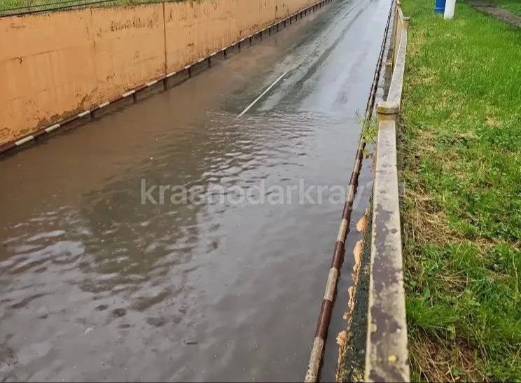 🌧️Тоннель на Новороссийской в Армавире ушел под воду.  Сейчас на месте работают экстренные службы — 