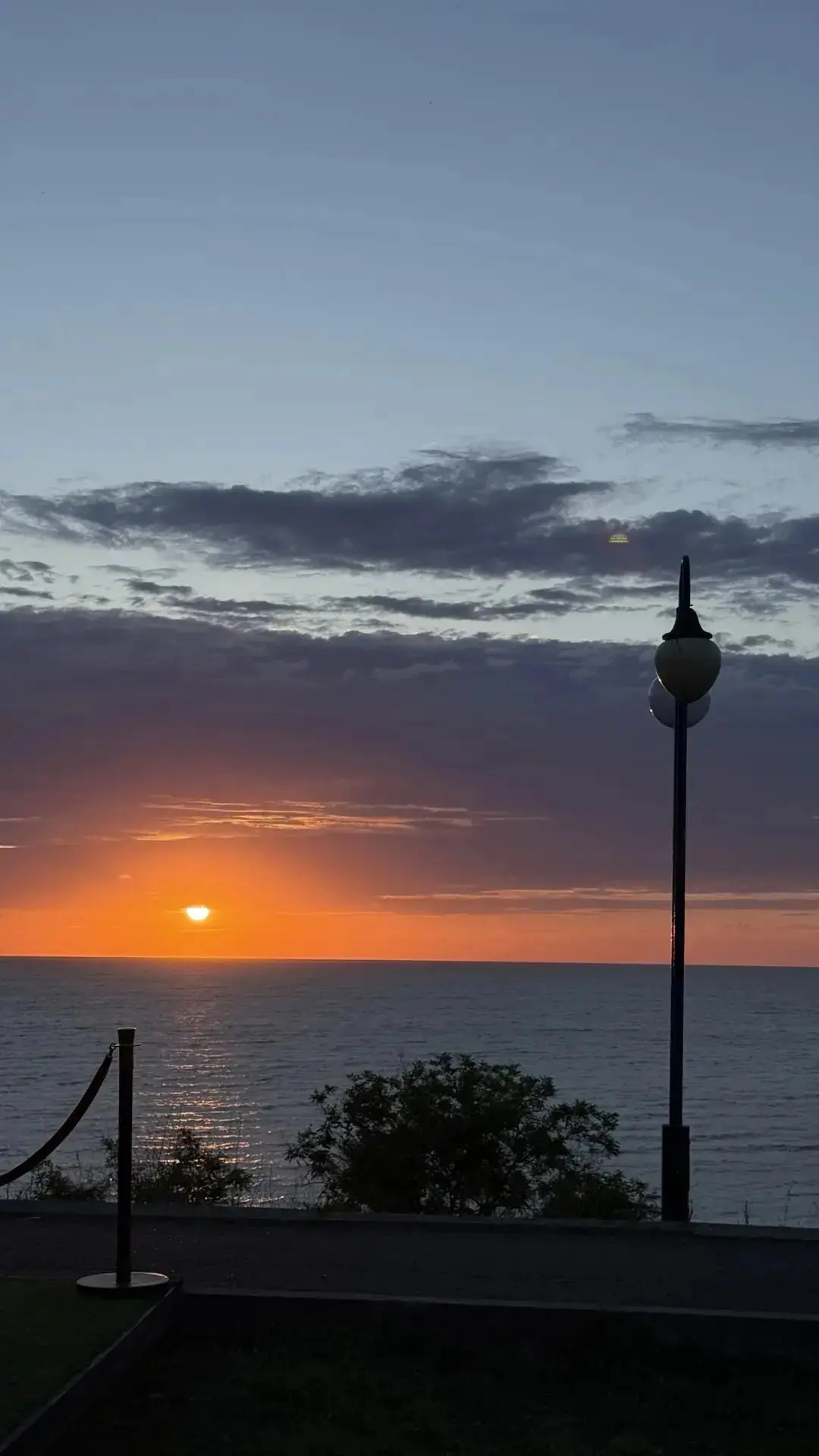 🌅 Июньские закаты над Ейском — это настоящее волшебство

Когда солнце медленно опускается за горизо