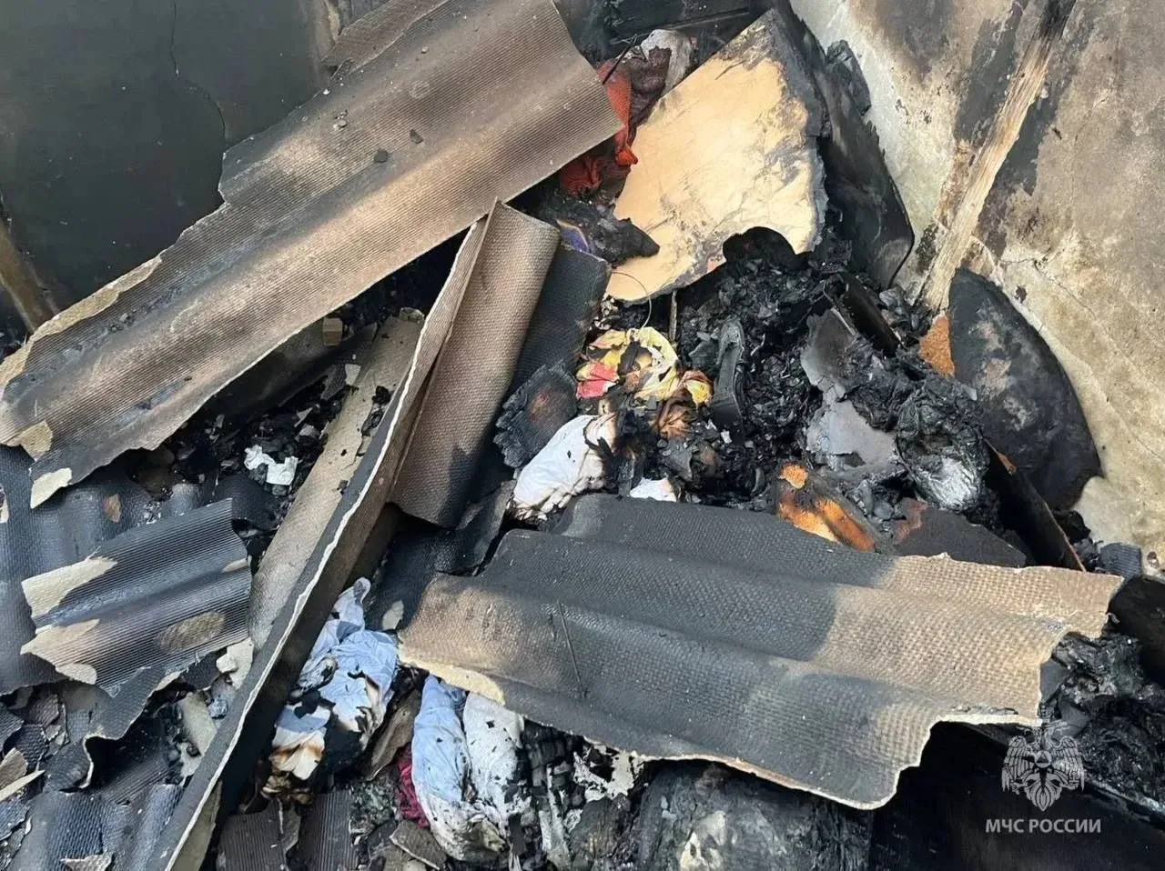 Пожар в Шахтах: огонь перекинулся с хозпостройки на жилой дом