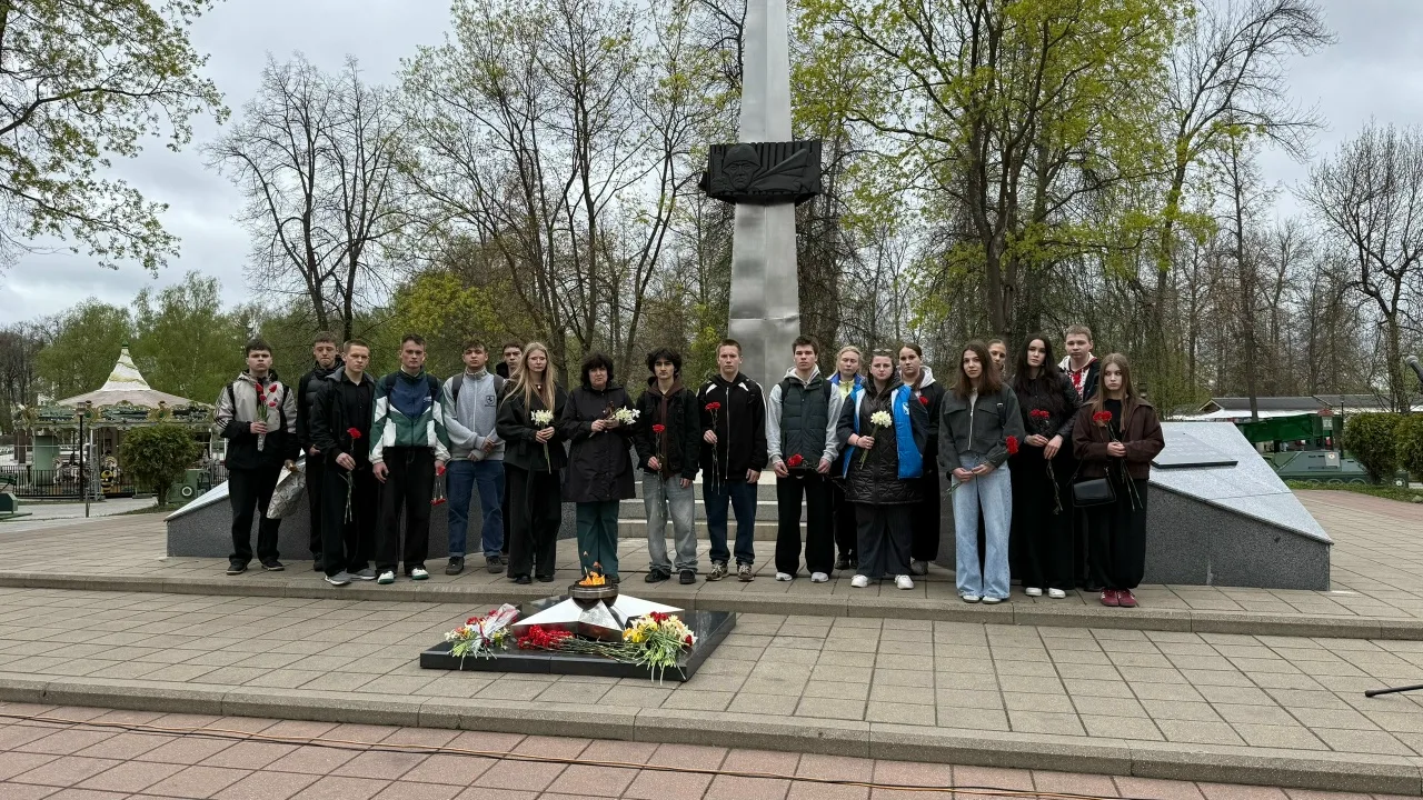 🇷🇺 Память жива. Героям, которые смотрят на нас с гранита.
