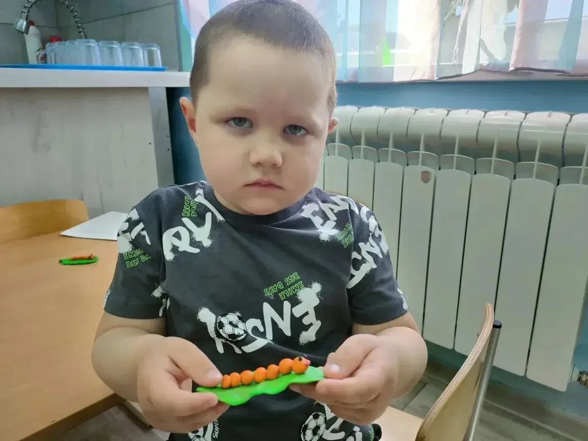 🐛🍃 На занятии дети знакомились с техникой лепки из пластилина, создавая свою гусеницу...