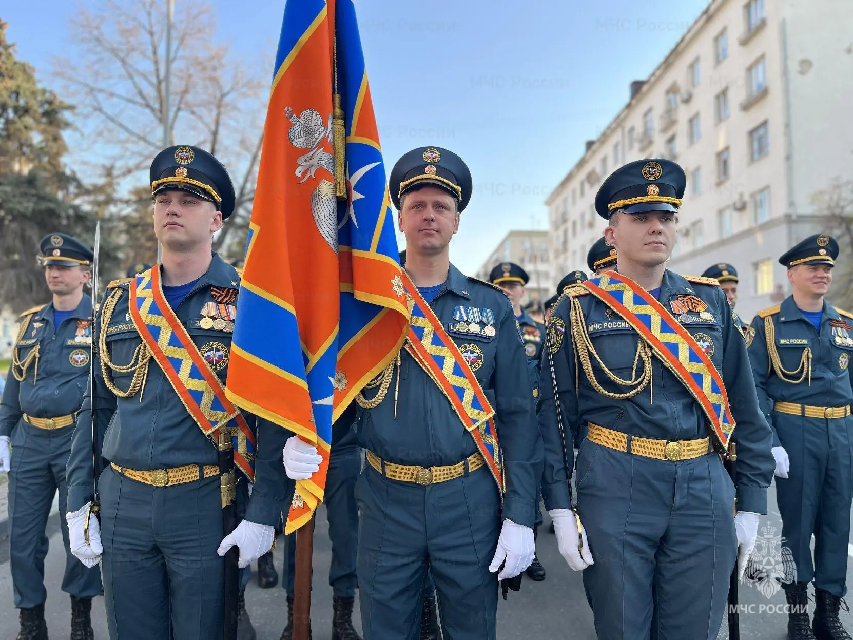 Сотрудники МЧС России в парадном строю  На площади 30-летия Победы состоялся парад, посвящённый 81-й