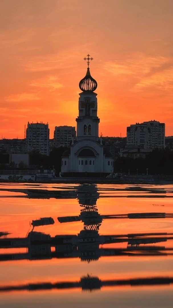 Потрясающие виды открываются на вечерний город с воды 😍