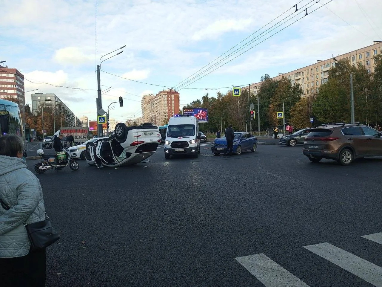 😱Автомобиль перевернулся на крышу после столкновения на севере Петербурга