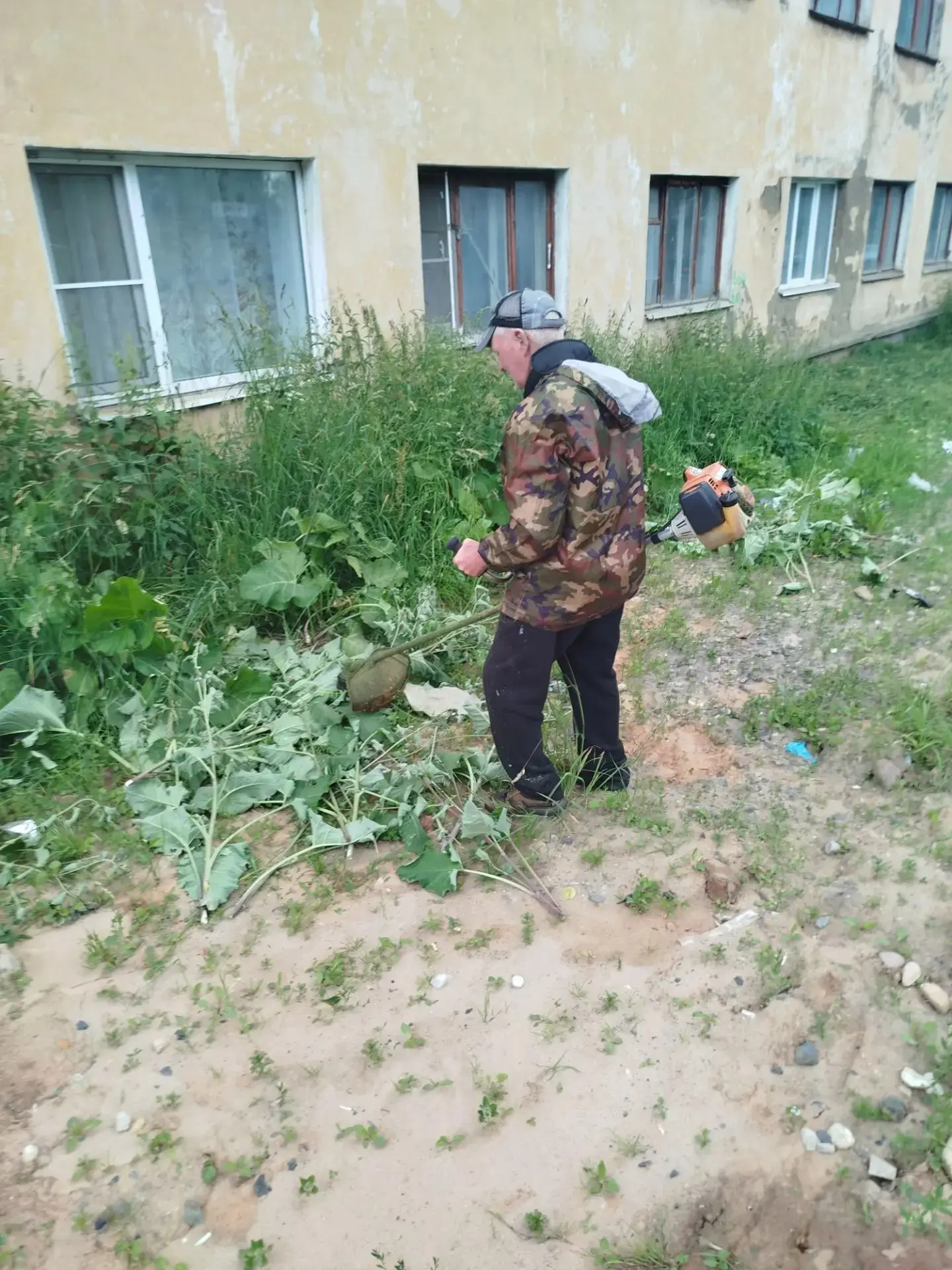 Наводим красоту! Благоустройство продолжается 

В округе — рабочие будни коммунальных служб: косят т