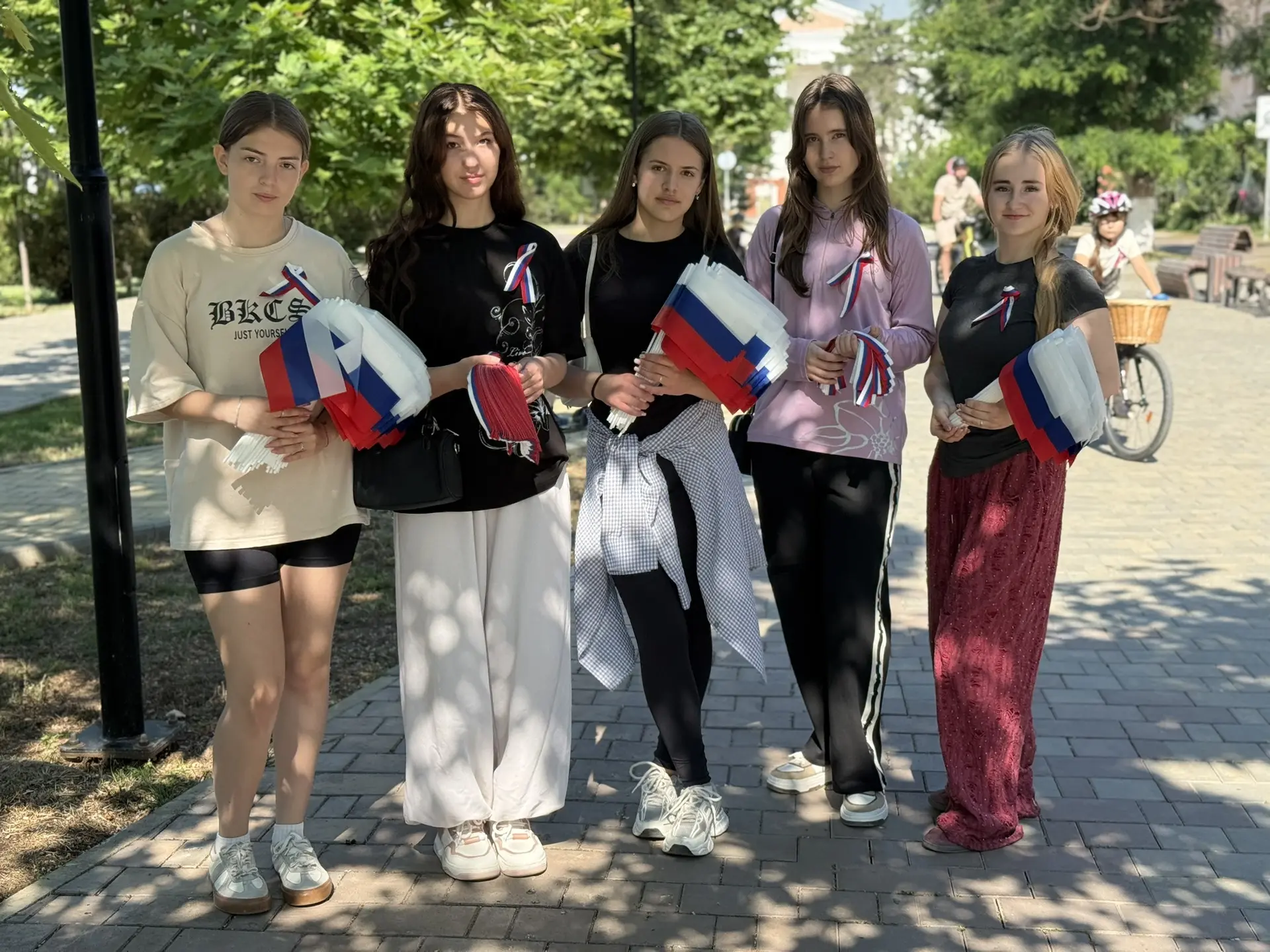 🇷🇺 С Днём России! Молодежно-патриотическая акция «Три цвета Родины моей» в Саках! 🇷🇺