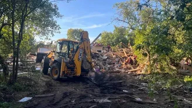 🏚️ В Химках снесли аварийный дом возле усадьбы Середниково
