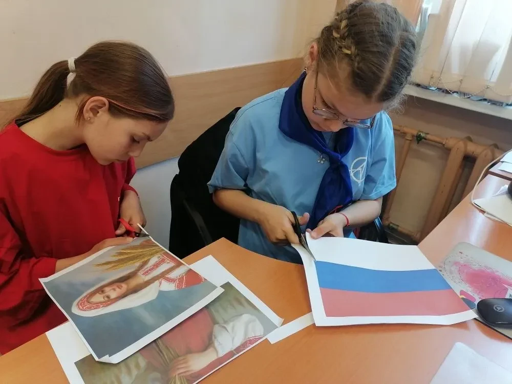 Сегодня активисты «Движения Первых» нашей школы под руководством куратора Движения Первых и Советник