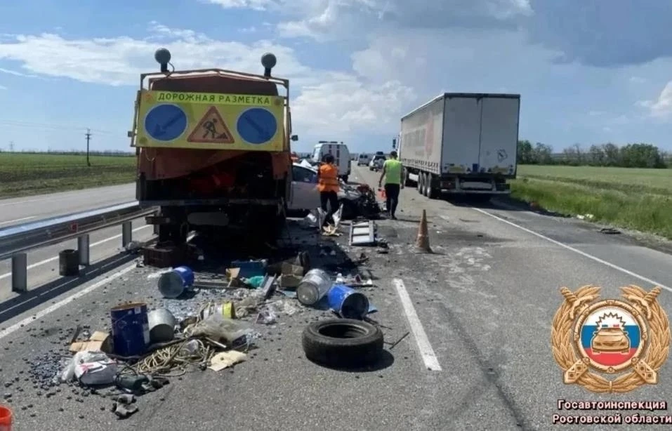 🚔 Под Таганрогом: водитель Skoda влетел в машину дорожников. Двое пострадавших