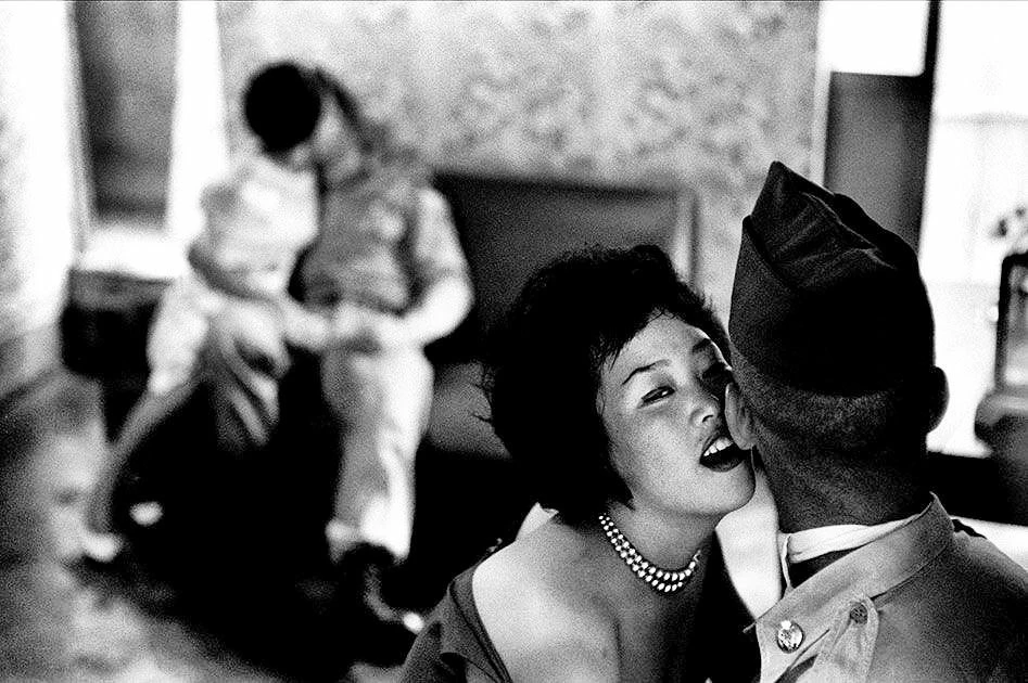 Американские солдаты проводят свой досуг в борделе, Южная Корея, 1961 год.