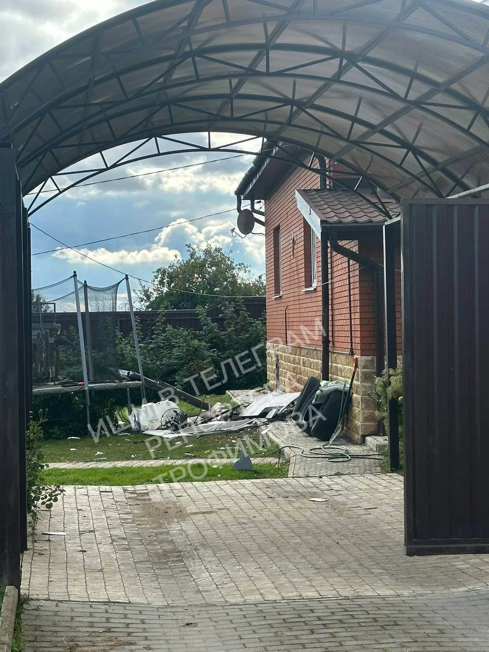 ВНИМАНИЕ: В окрестностях Краснозаводска на жилой дом упал летательный аппарат, похожий ...