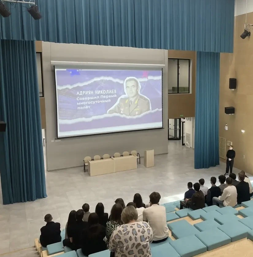 🇷🇺Бодро и дружно вступаем в новую учебную неделю!  По традиции наш понедельник начался с торжественн
