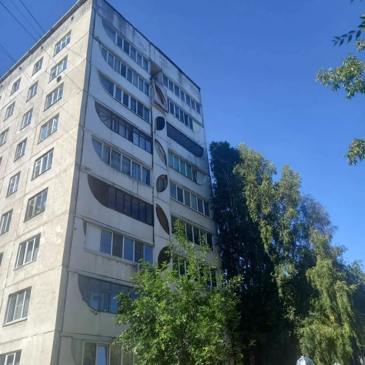 В барнаульской многоэтажке демонтировали железобетонную плиту, которая свисала с балкон...
