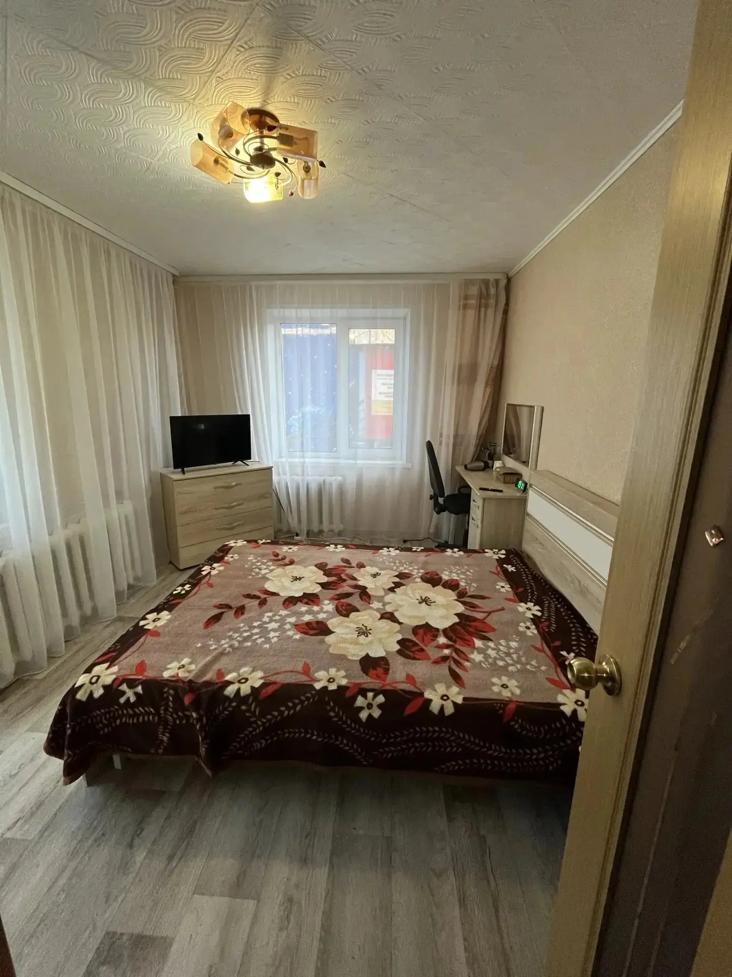 Продам 2-х комнатную квартиру, ул. Ленина д.11, 1  этаж, S-52,8 кв.м., большой балкон. Один взрослый