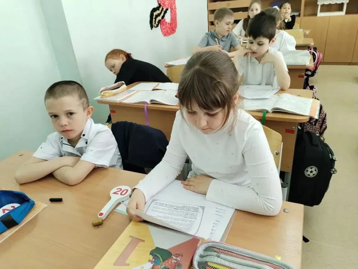 🛡️ Безопасность начинается с нас! Старшие наставники для младших  Сегодня в МБОУ СОШ 20 прошло важно