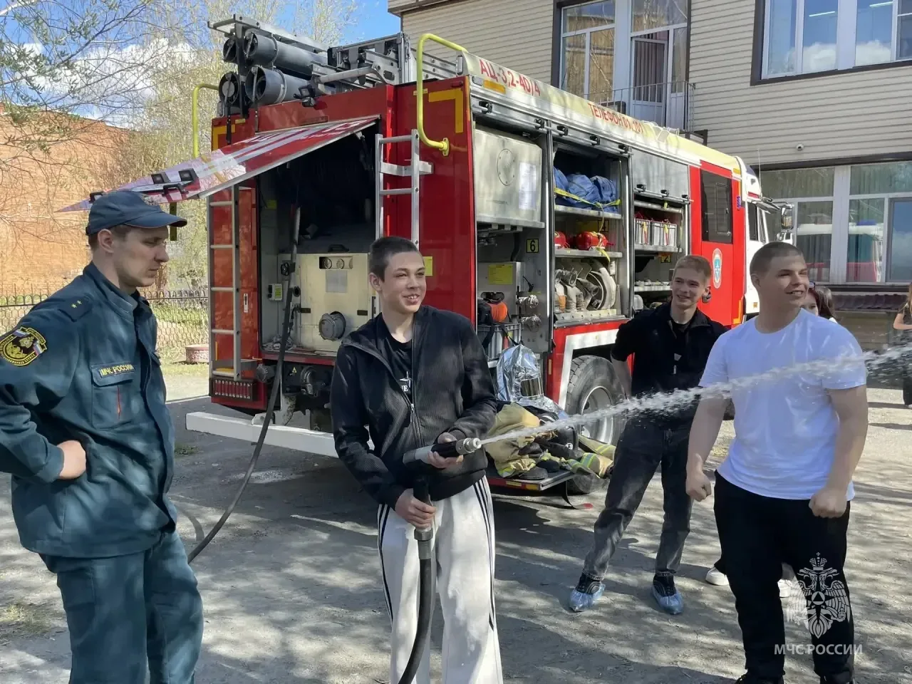 🔥Огнеборцы познакомили ребят с пожарным ремеслом  🚒 В гости к воспитанниками комплексного центра соц