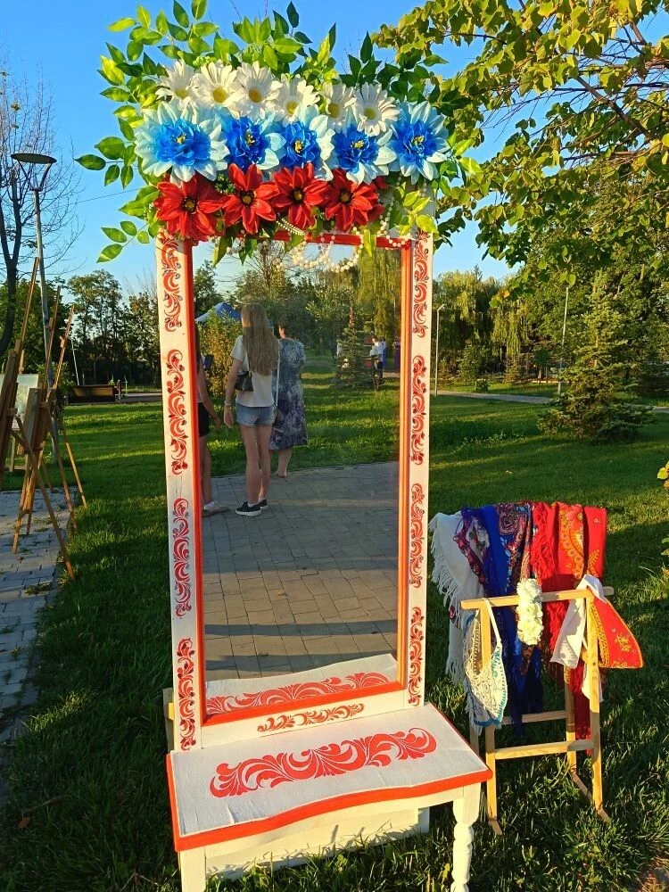 Участие в конкурсе "Мой костюм в цветах Триколор" (номинация - стилизованный арт-объект)